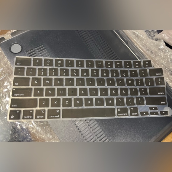 iBenzer Snap-on Laptop Case. iBenzer compatible with M2 2023 2022. - Picture 5 of 13